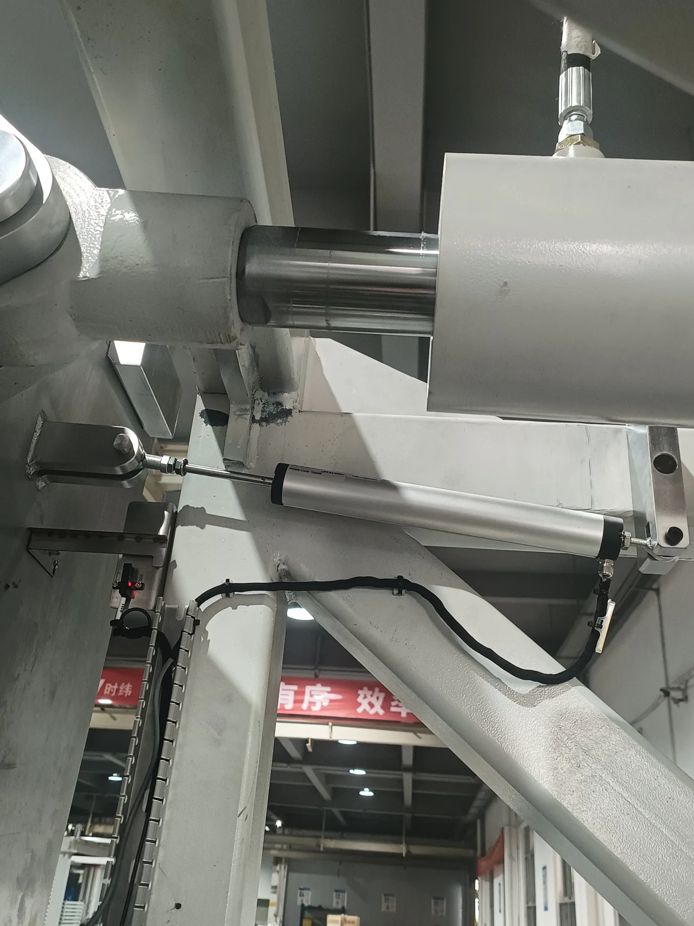 米朗电子尺KTC1与KPC1使用在3C电池贴标机实物图